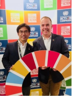 Commemorative photo with global director of The United Nations SDG Action Campaign Toomey
