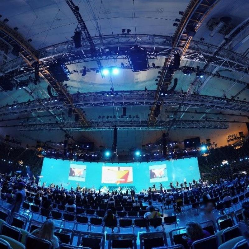 会場およびオープニングセレモニーの様子(One Young World Japan フェイスブックより)