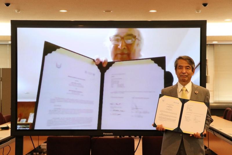 President Makino (right) and President Aravena hold up the agreement