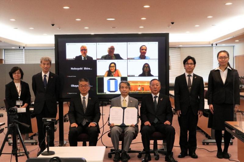 Group Photo (President Makino (center), Deputy Mayor Nasu (third from right))