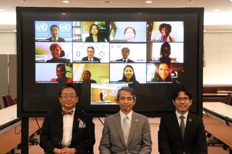 Commemorative Photo (from left: Executive Director Nasu, President Makino, and Senior Vice President Yokoi)