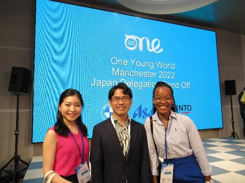 左から：歯学部5年棚井あいりさん、横井上席副学長、グローバル・ディスカバリー・プログラム３年 ロシーナ・モタポさん