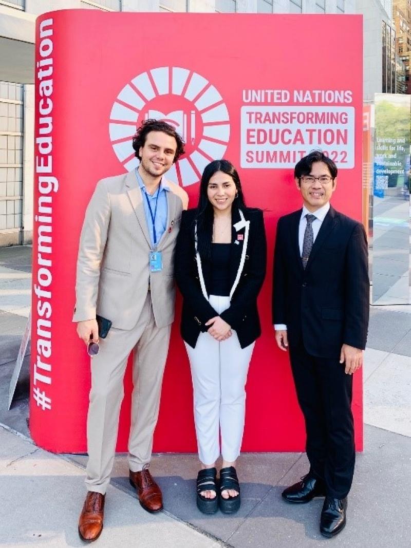 Commemorative photo of Senior Vice President YOKOI and Ms. BERMUDEZ (center), who handed the Youth Declaration to the UN Secretary-General