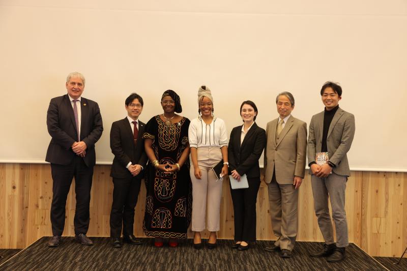 Group photo with students who attended the talk session (H.R.H. Princess Abze Djigma (third from the left), President Makino (second from the right), and the moderator, Mr. ICHIKAWA Taichi (far right)