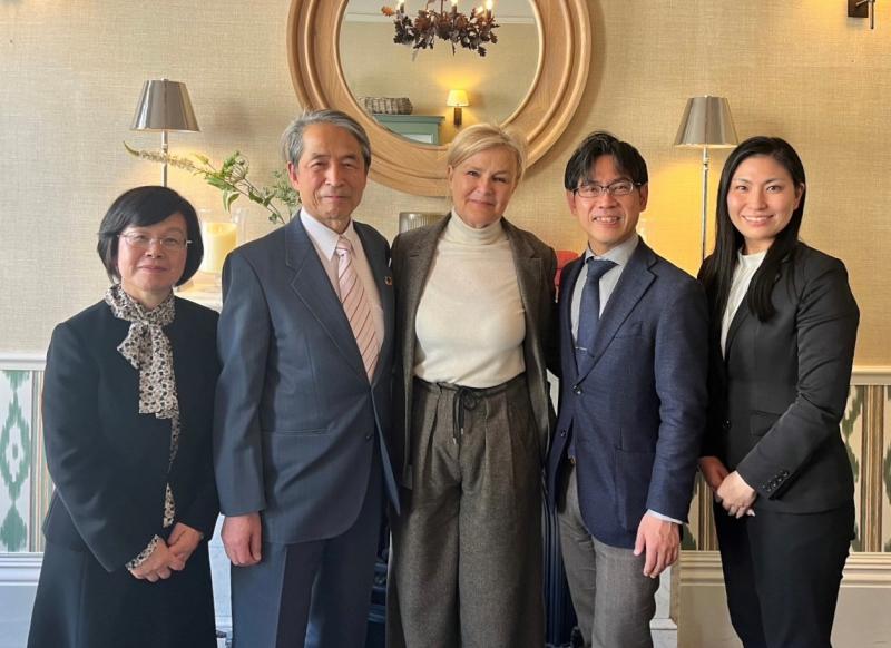 President Makino（second from left）、Kate Robertson（in the middle）、Senior Vice　President Yokoi（second from right）