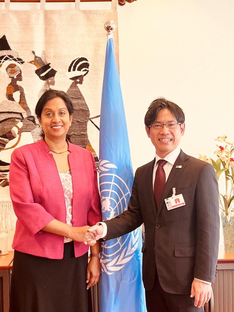 Director Sirimanne（on the left）and Senior Vice President Yokoi