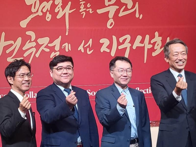 (from the left) Vice President Prof. YOKOI, Yao Yao (Director), Ryan Song (Moderator, Professor at Kyung Hee University), KIM Woo-soo (President of Kyung Hee University)