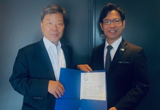 A Commemorative Photo（Prof. Chung: left, Vice President Yokoi: right）