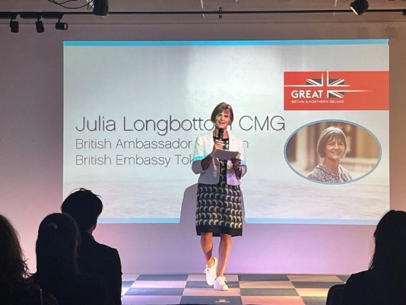 日本代表団を激励するジュリア・ボトム（Julia Longbottom）在日英国大使