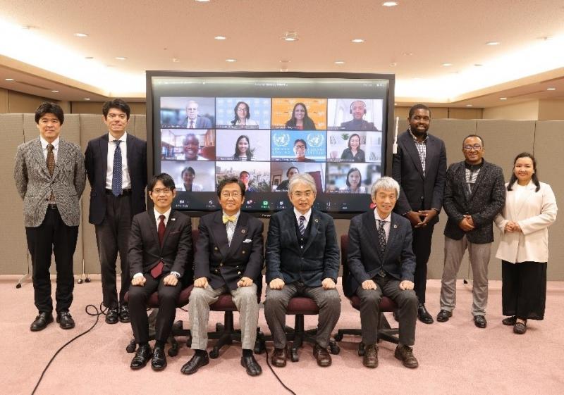 記念撮影（前列左から横井副学長、那須学長、菅理事、鈴木副学長）