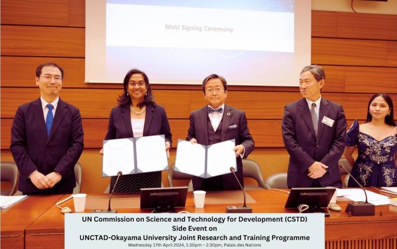 Signing Ceremony for Renewal of Comprehensive Collaborative Agreement: Dr. Shamika Sirimanne and President Nasu showed the Agreement, surrounded by H.E. Mr. Oike, Ambassador Extraordinary and Plenipotentiary of the Permanent Mission of Japan to Geneva (right) and Vice Executive Director Prof. Kano (left)