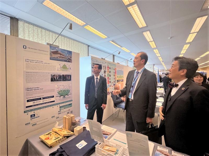 H.E. Mr. Honsei, Ambassador, Permanent Representative of Japan in Geneva, visited Okayama University’s booth (center)