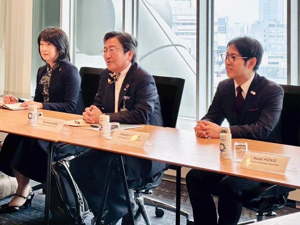 表敬訪問の様子(左から三村理事、学長、横井副学長)