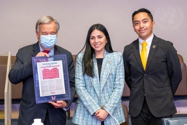 (左から)グテーレス国連事務総長、ベルムデスさん、ウンベルガさん(2022年9月16日、ユース代表が国連教育変革サミットにおいてユース宣言を提出)
