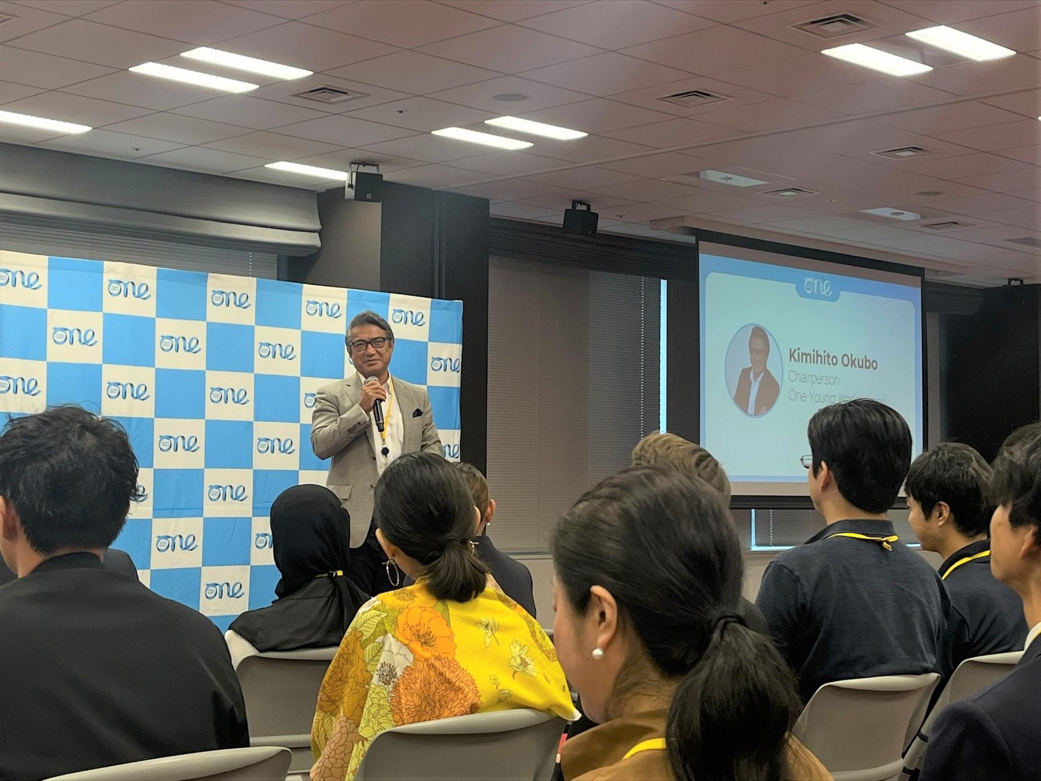 参加者に激励の言葉を贈る大久保理事