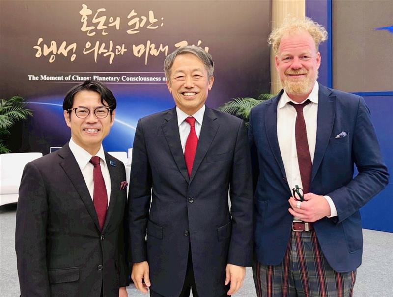 (左から)横井副学長、キム・ウォンス氏、トーマス・セドラチェク氏
