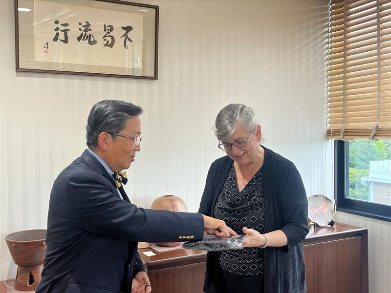 記念品贈呈の様子