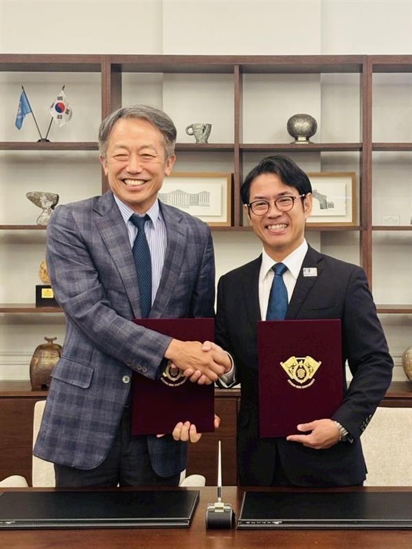 キム・ウォンス慶熙大学未来文明院長（左）と横井副学長（右）