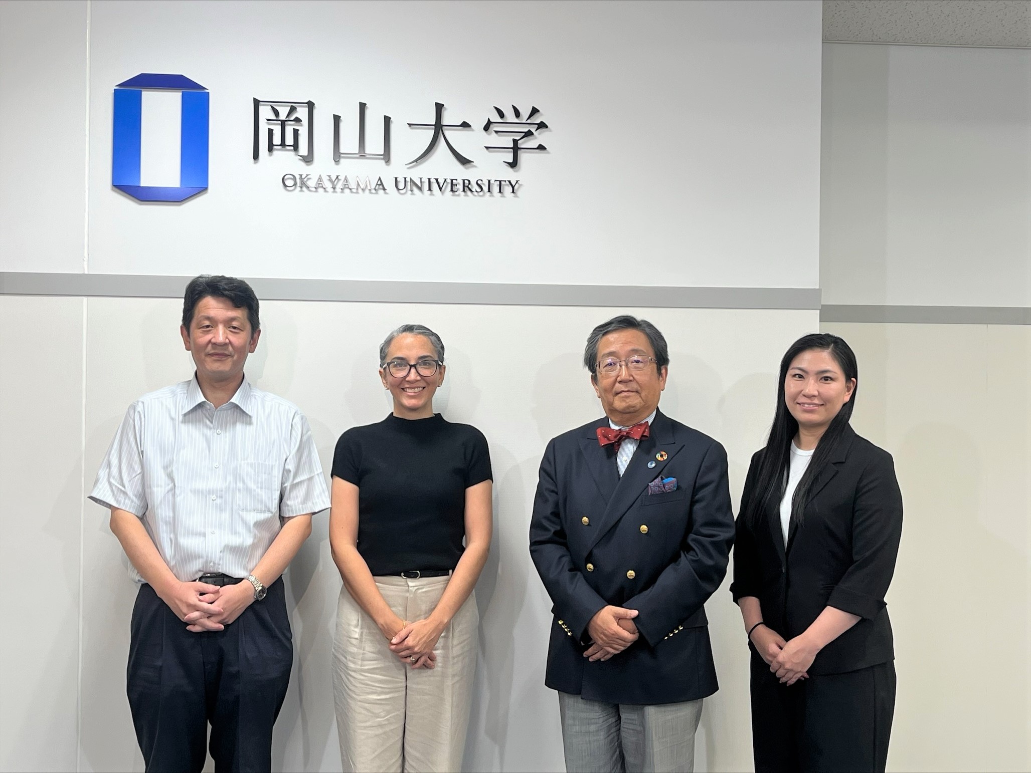 集合写真（写真左より太田教授、Luciaさん、那須学長、津波UGA）