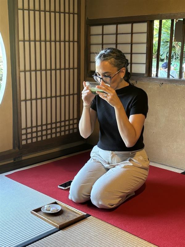 抹茶を味わう様子