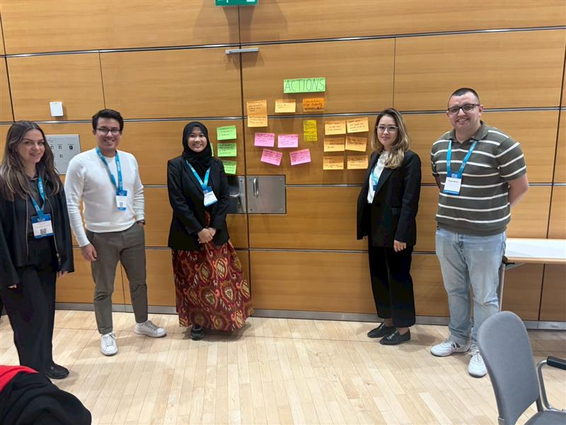 ワークショップに参加するAzlaさん（左から3番目）