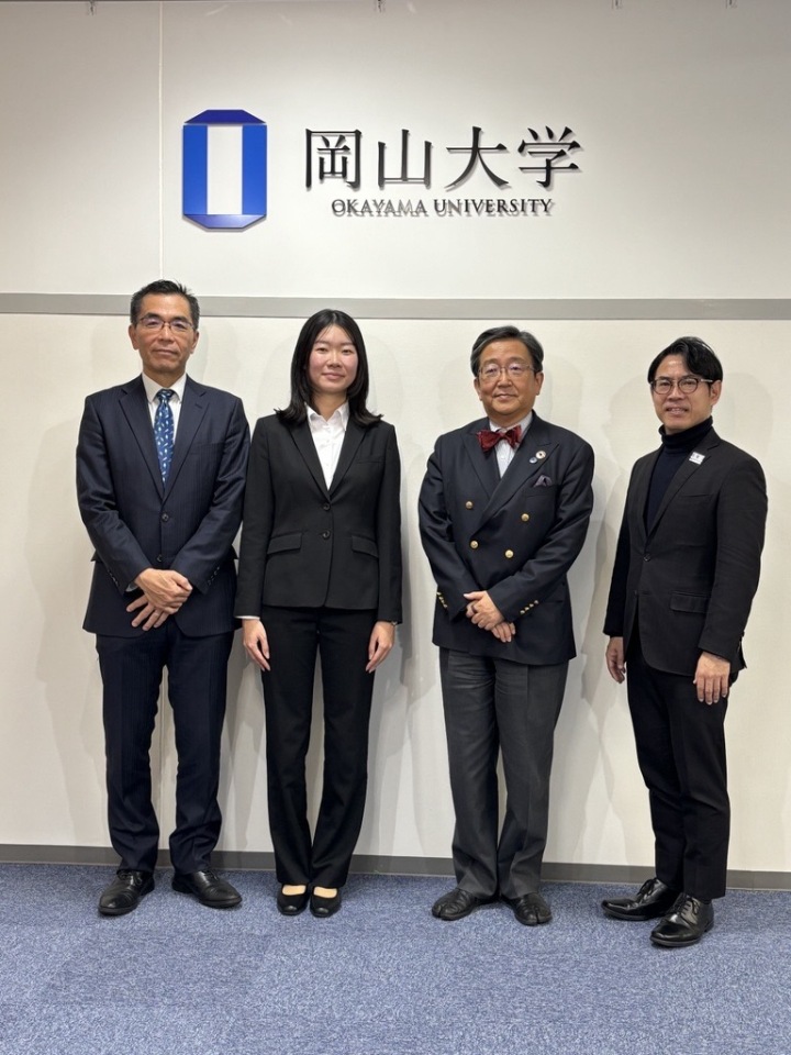 記念写真（左から黒神教授、夏山さん、那須学長、横井副学長）