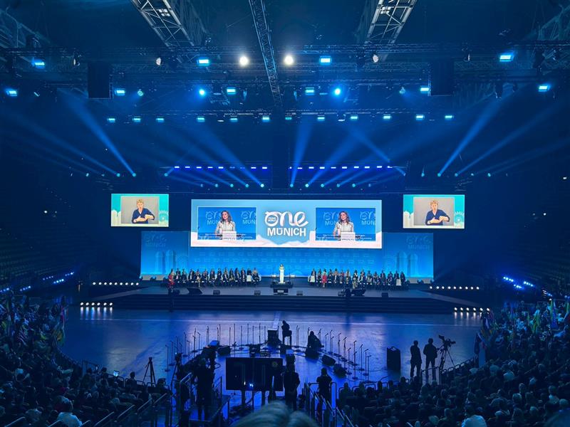 オープニングでのラーニア王妃のスピーチの様子