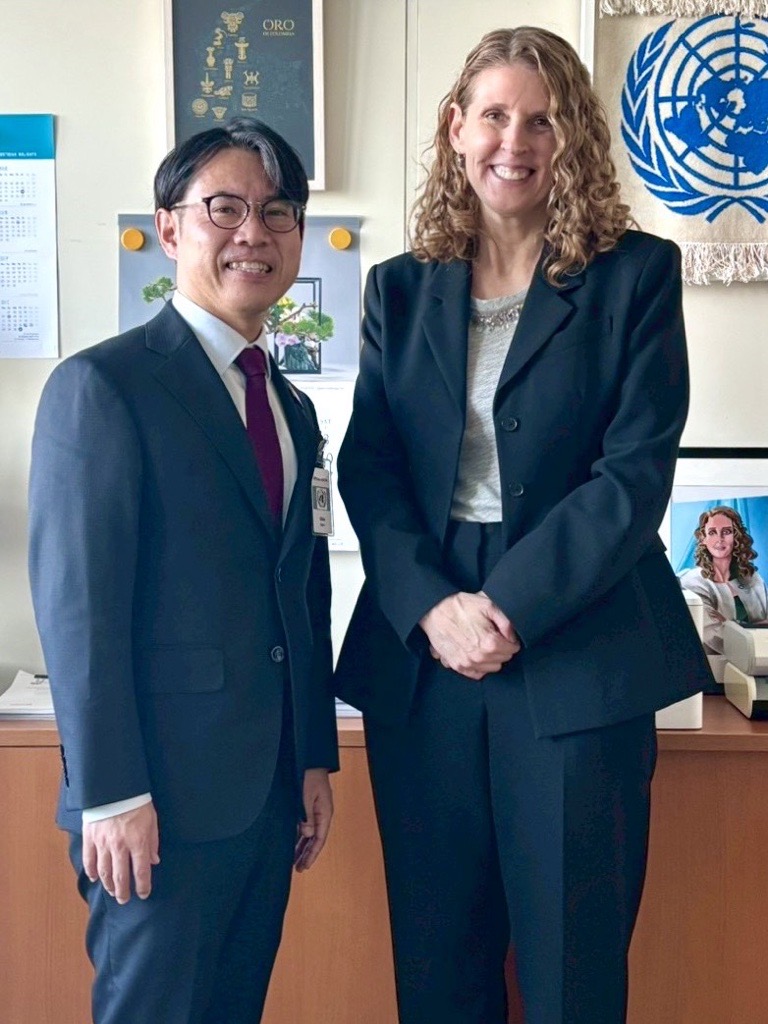 国連薬物犯罪事務所のウェルシュ局長（右）