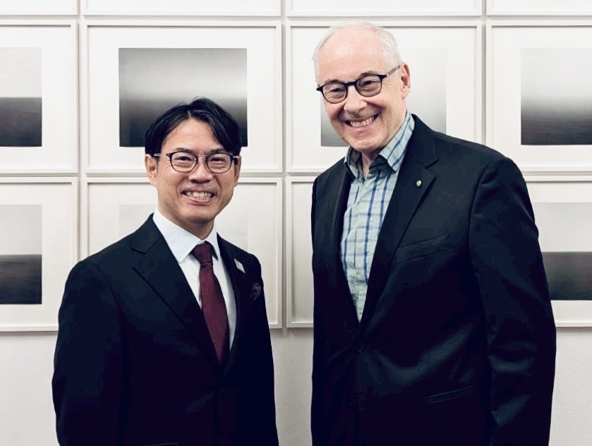 横井副学長（左）とエッスル氏（右）