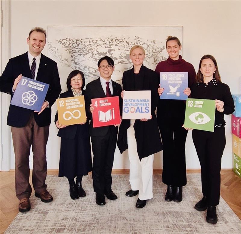 Ban Ki-Moon財団にて（右から3人目が財団のフローラCEO）