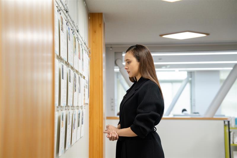 「夢」展示を見学する石田ニコルさん