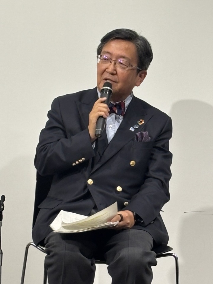 発表する那須学長